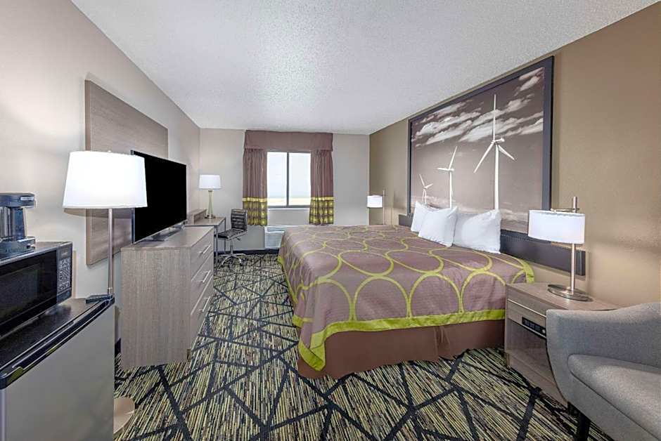 Super 8 by Wyndham Pratt