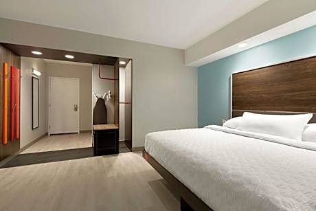 King Room with Roll-In Shower - Mobility Access