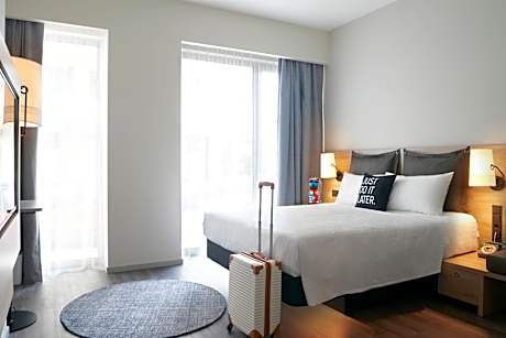 Moxy Queen Pool View, Guest room, 1 Queen, Pool view