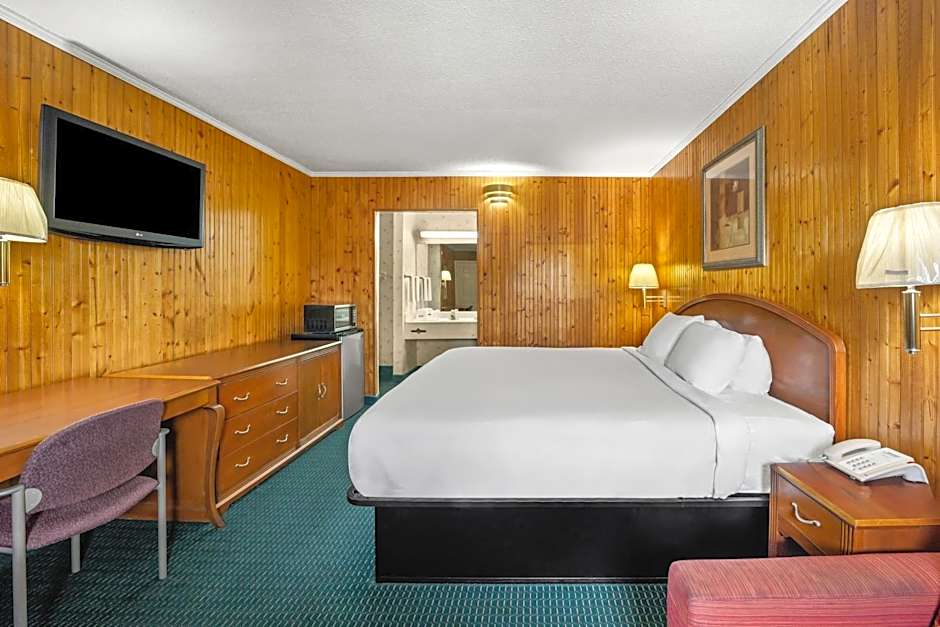 Photo 1 of 6 of 1 King Bed, Smoking