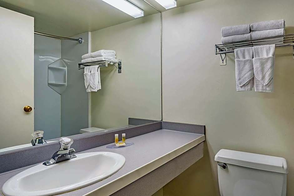 Days Inn & Suites by Wyndham Logan