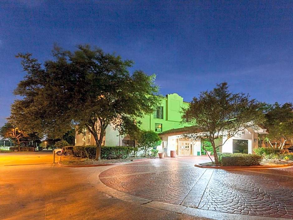 Red Roof Inn & Suites Houston - Hobby Airport