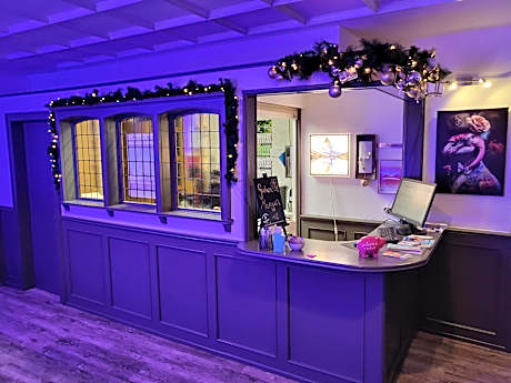 Kleines Einzelzimmer mit Dusche (WC ist gegenüber vom Zimmer zur Eigennutzung)