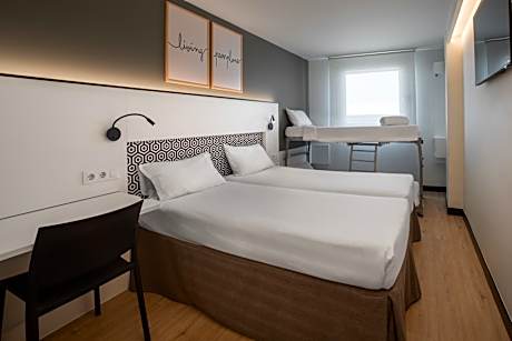 Family Room (2 Adults + 2 Children)