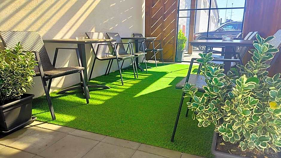 Dimael Hostel & Apartments