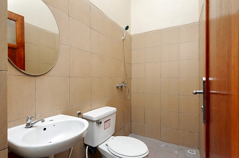 RedDoorz Syariah near Lemahabang Station