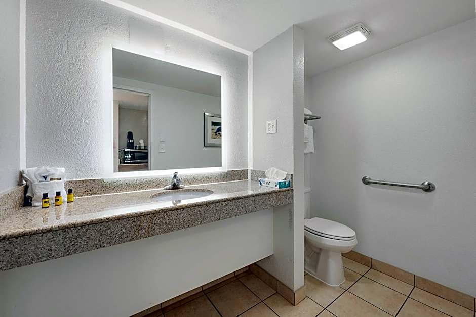 Best Western Plus Holiday Sands Inn & Suites