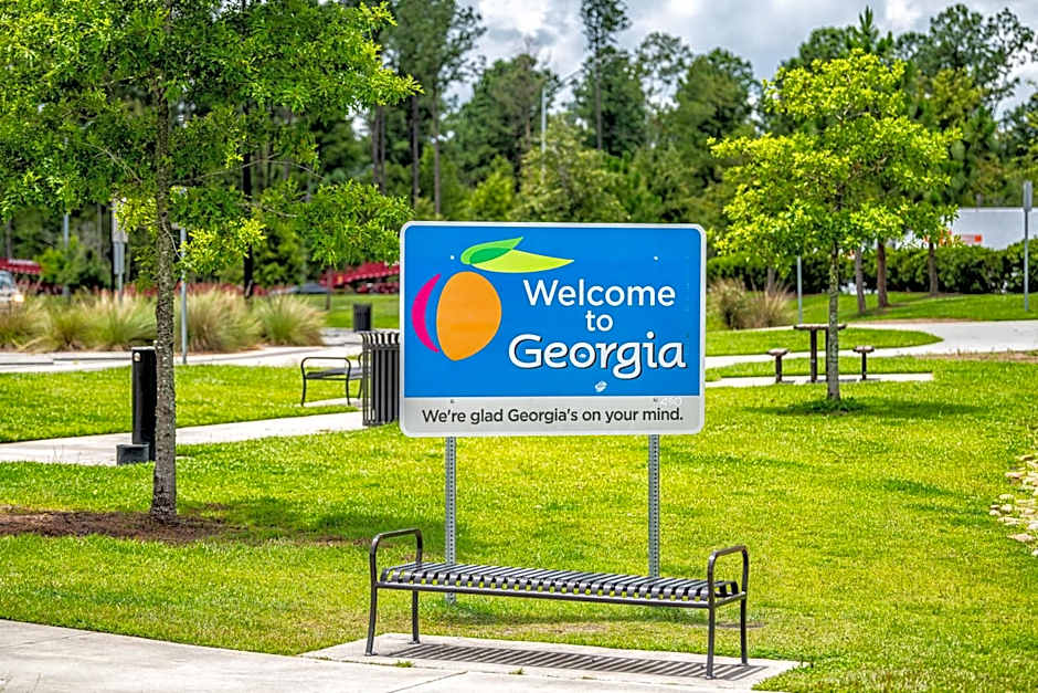 Magnolia Inn Extended Stay of Kingsland - New 2024 - Book a Kitchen Room - 12 Noon Check Out - Sleep In Late - Better Sleep - Ultra Sparkling - Pool open until until 4AM - Stay and Save Today - 24 Hour Front Desk - Premium Coffee Bar - Award Winning Inn