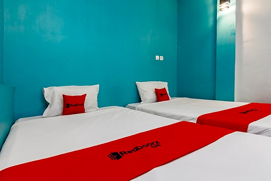 RedDoorz Syariah near Mall Of Serang