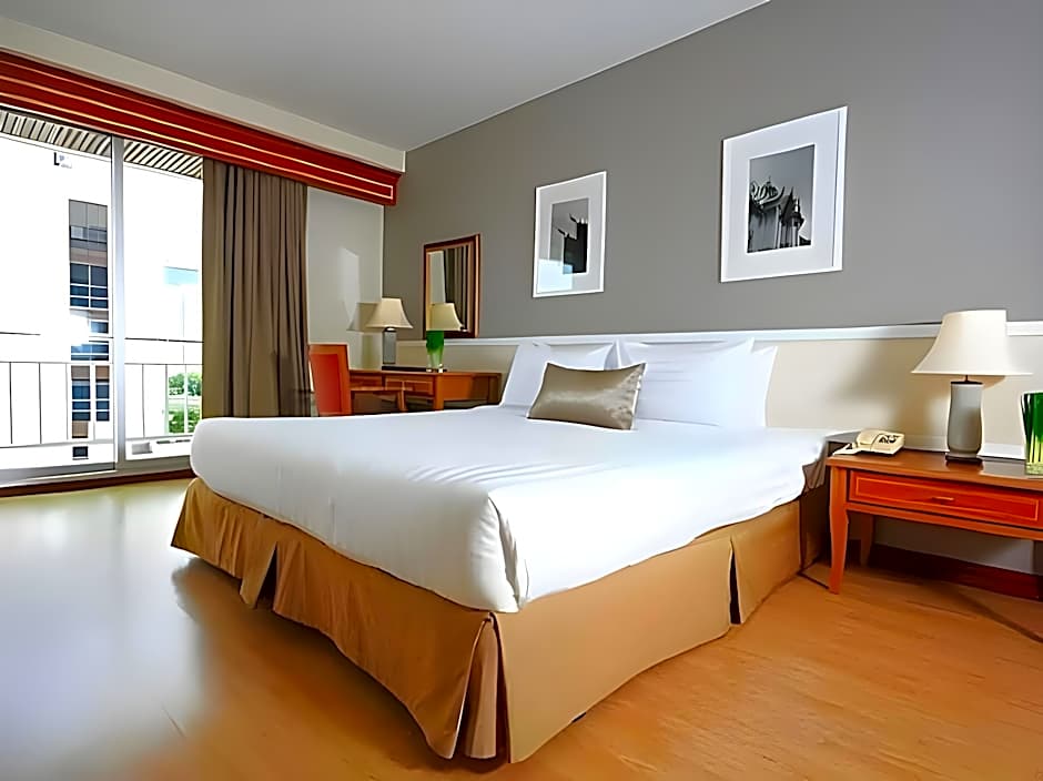 Evergreen Place Siam by UHG