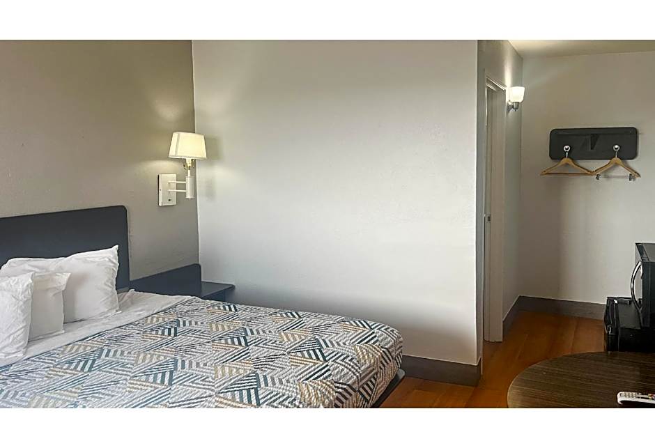 Photo 1 of 6 of 1 King Bed, Mobility Accessible, Roll in Shower