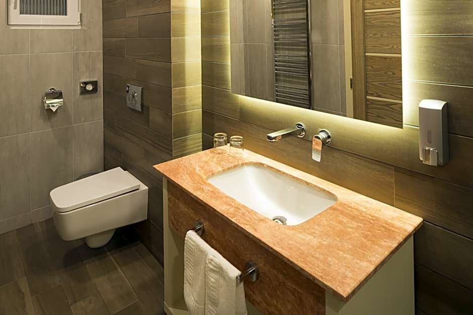 Exclusive Hotel & More