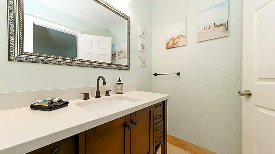 Heated Pool, Huge TV, Waterfront Tiki Bar & Grill, Close to Beaches