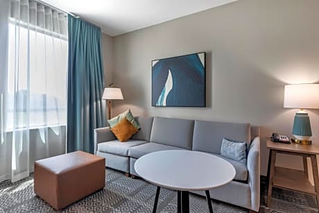 One-Bedroom Queen Suite - Hearing Accessible - Non-Smoking
