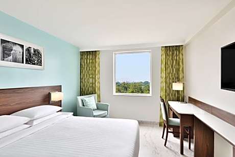 Fairfield Executive Queen room with Lounge Access with 15% discount on Food and Beverages and early check-in & late check-out*