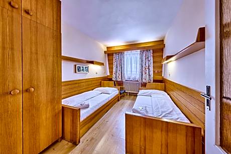 Double or Twin Room with Mountain View