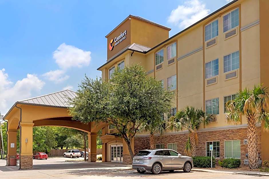 Comfort Inn & Suites Near Six Flags & Medical Center