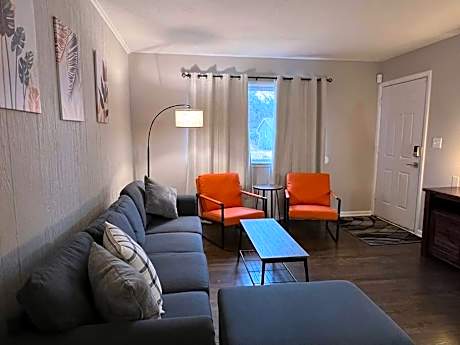 Modern & Cozy 2 bedroom home near downtown Shawnee