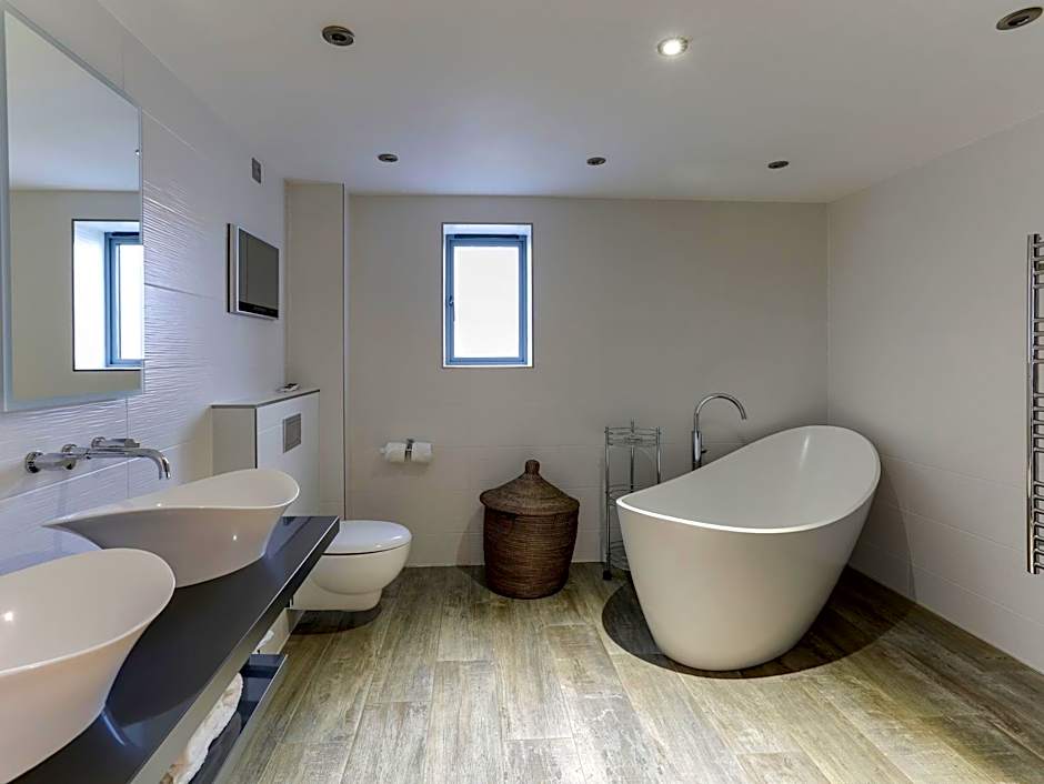 The Pickwick Inn & Oliver's Restaurant