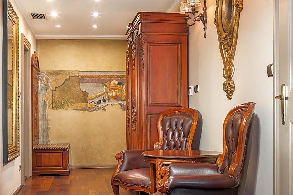 Iron Gate Hotel & Suites