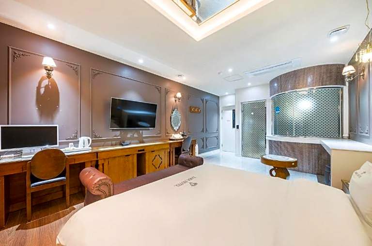 Zara Hotel Peace Square