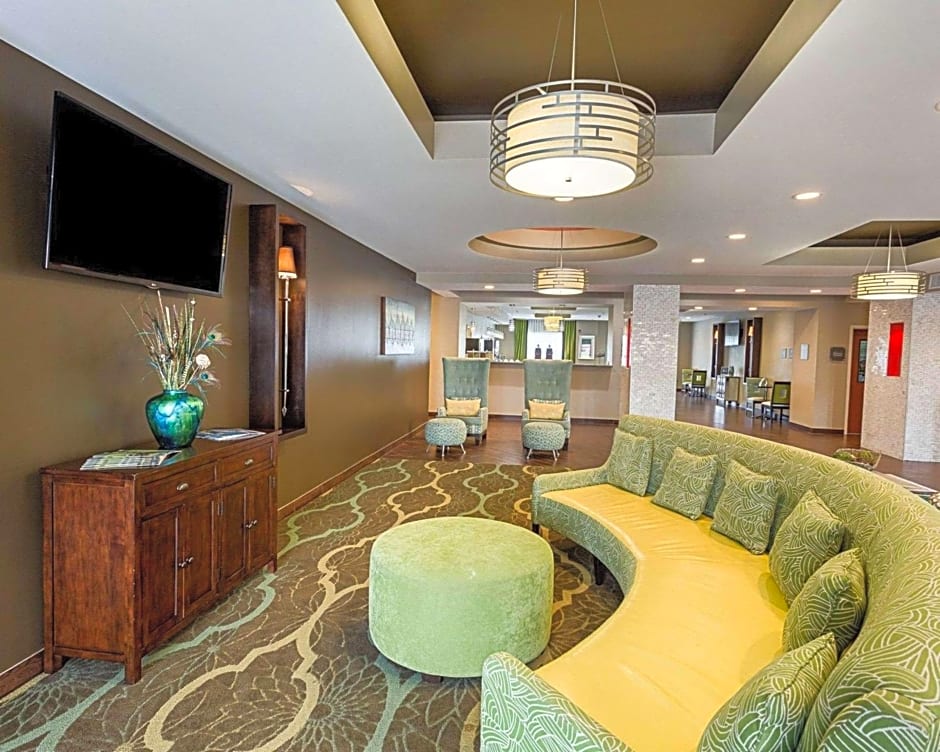 Comfort Suites near Tanger Outlet Mall
