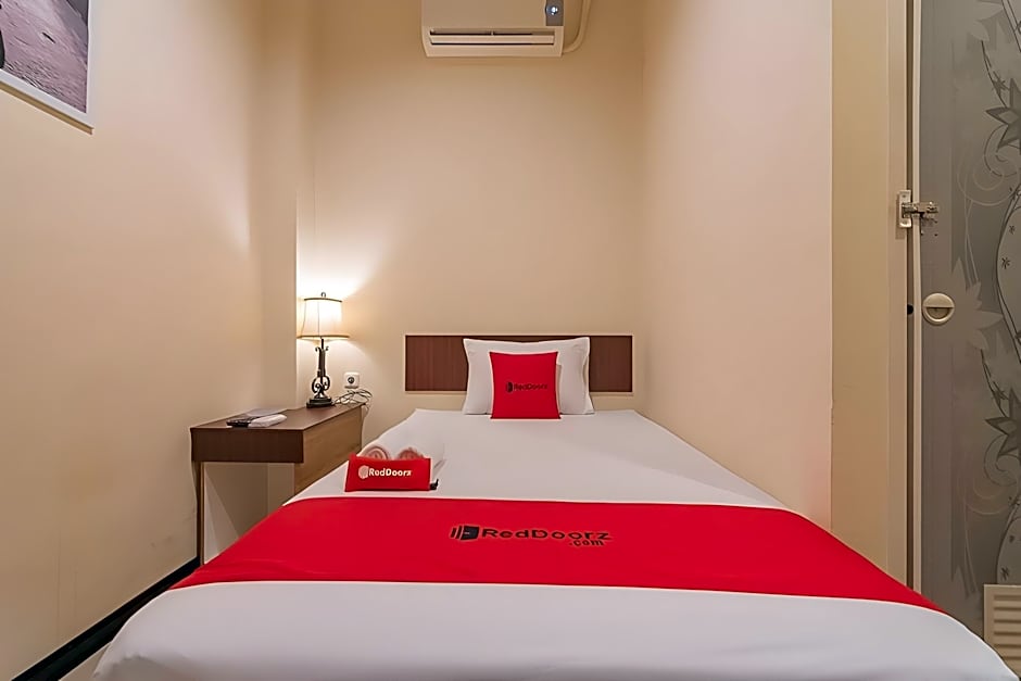 RedDoorz @ H. Agus Salim Street Pontianak