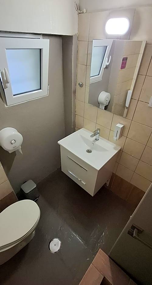 HoneyBee4 - Cozy studio close to the port, airport & Athens