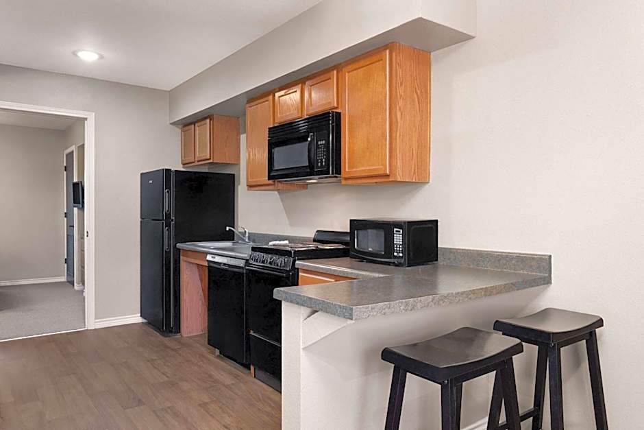 Eagle's Den Suites Kenedy a Travelodge by Wyndham