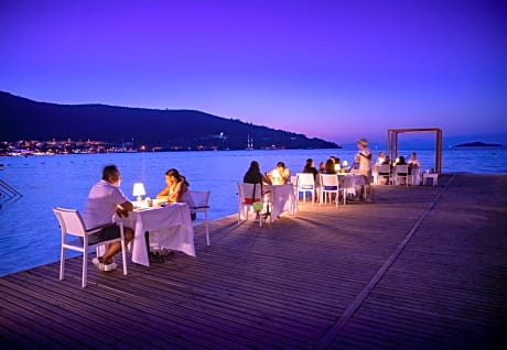 Moyo Luxury Boutique Hotel & Beach