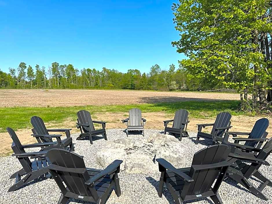 Gorgeous private retreat with hot tub