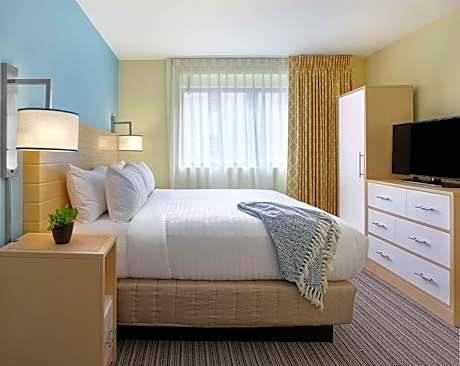 One Bedroom Suite - King - Mobility Accessible - Roll-In Shower