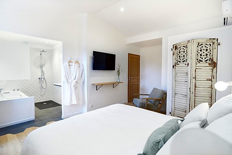 Maison 1634 - Parking, petit-dejeuner compris, proche centre, climatisation, piscine