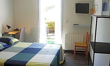 King Room with Roll-In Shower - Disability Access