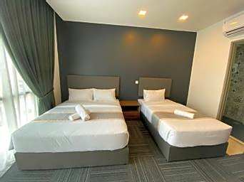 Family Triple (Window) - Smoking