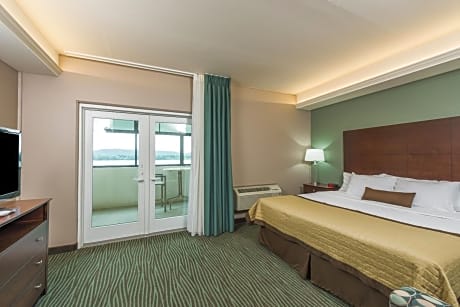Mini King Suite with River View - Non-Smoking