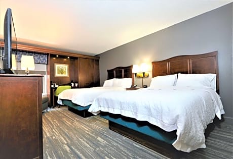  2 QUEEN BEDS W/ FRIDGE/MICROWV NONSMOKING - HDTV/FREE WI-FI/HOT BREAKFAST INCLUDED - WORK AREA -