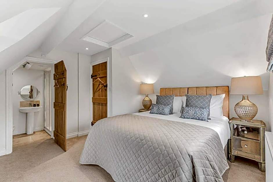 Hiron's Piece - Hot Tub Packages Available