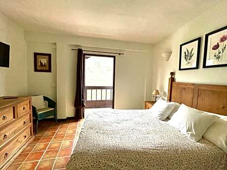 Deluxe Suite Mountain and Pool View