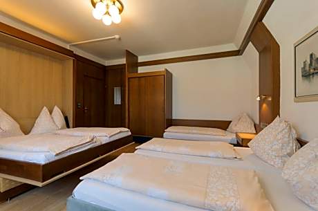 Quintuple Room