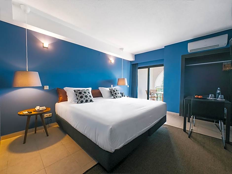 Topazio Vibe Beach Hotel & Apartments