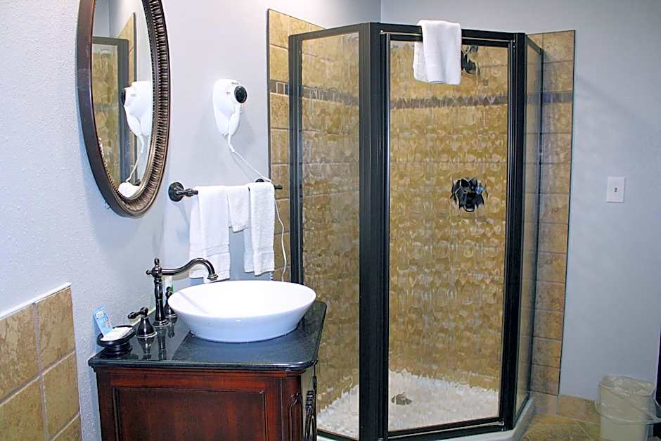 Greenlight Inn & Suites St James