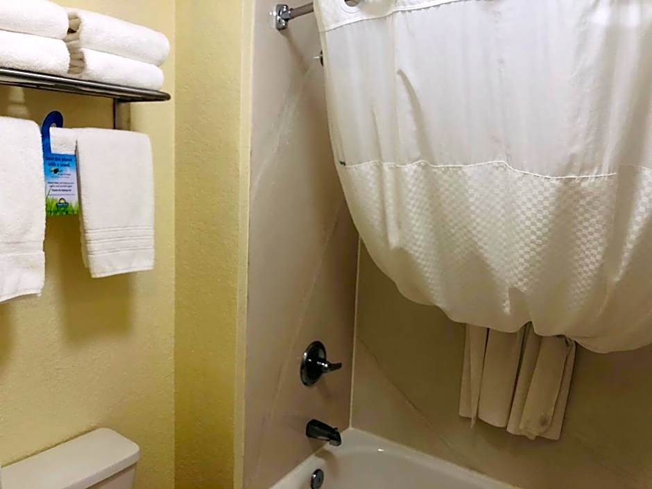 Days Inn & Suites by Wyndham Navarre - near Beaches/Hurlburt