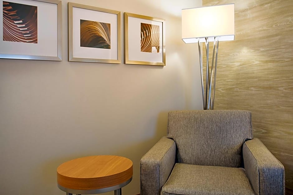 Holiday Inn Grand Rapids-Airport, an IHG Hotel