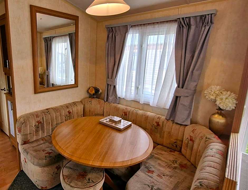 MOLLIES DEN 2 8 Berth 3 Bedrooms The Grange Holiday Park INGOLDMELLS