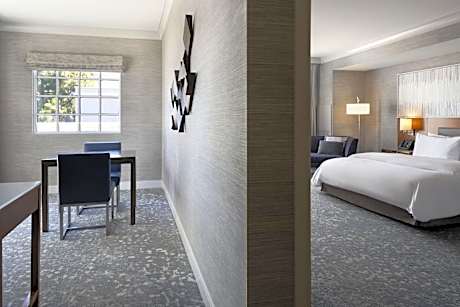 Suite, 1 King, Courtyard view, Top floor, Balcony (Mobility Accessible w/ Tub)
