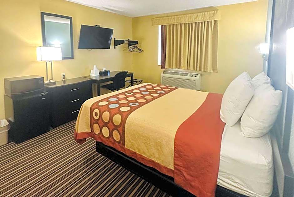 Super 8 by Wyndham Warrenton