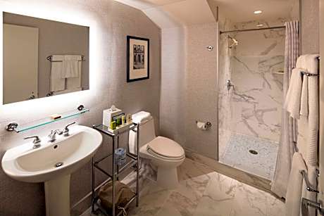 2 Bedroom Deluxe Suite