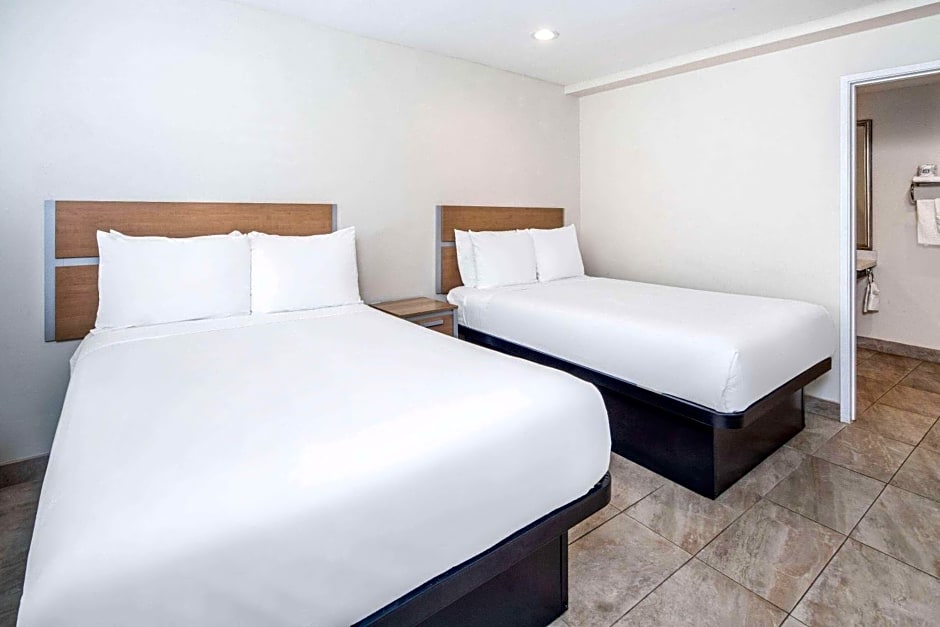 Super 8 by Wyndham Bakersfield CA