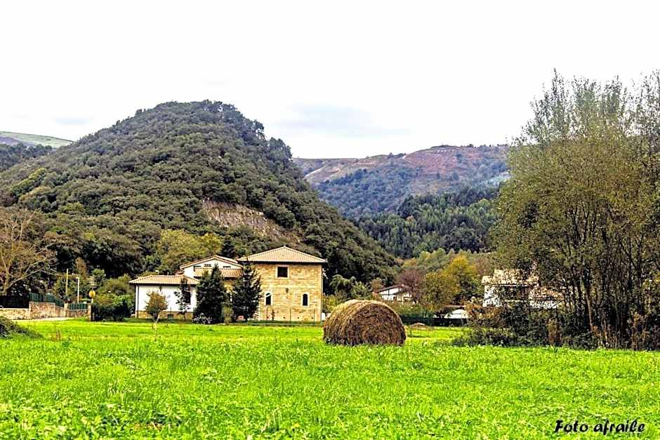 Conjunto Rural la Tejedora. Albergue y estudios familiares.